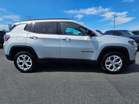 Used 2024 Jeep Compass Latitude AWD/4WD image 2