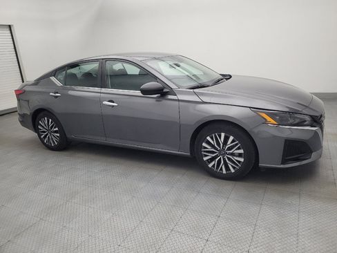 Used 2025 Nissan Altima 2.5 SV FWD image 11