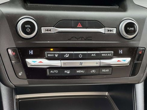 Used 2020 Ford Explorer XLT w/ Equipment Group 202A image 5