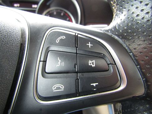 Used 2020 Mercedes-Benz GLA 250 4MATIC w/ Premium Package image 34