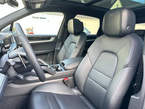 Used 2025 Porsche Cayenne image 5
