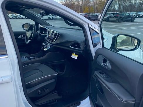 New 2026 Chrysler Pacifica Limited w/ Uconnect Theater Family Group image 29