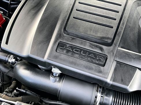 Used 2019 Jaguar F-PACE Premium image 32