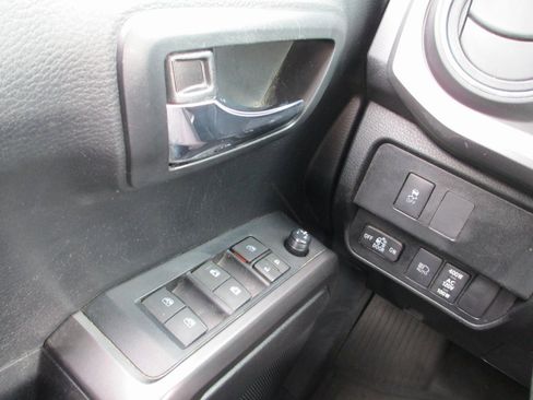 Used 2022 Toyota Tacoma TRD Off-Road image 22