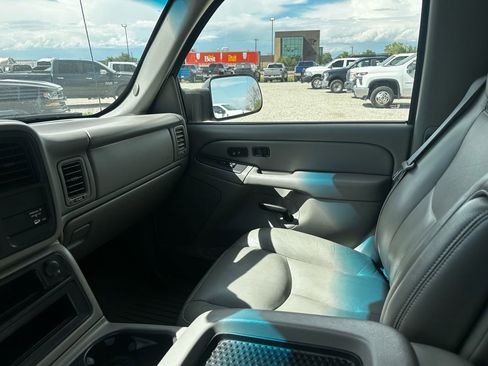 Used 2005 GMC Sierra 2500 SLT w/ Skid Plate Package image 32