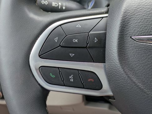 Used 2024 Chrysler Pacifica Touring-L FWD image 15