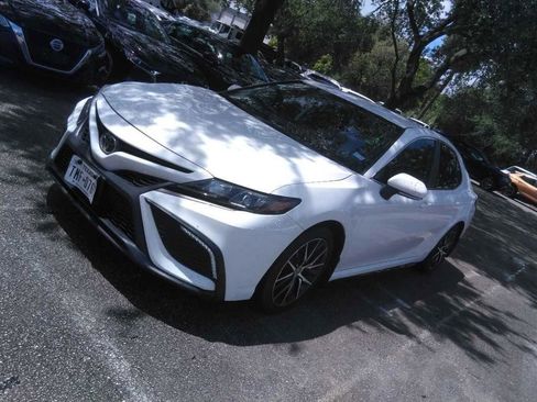Used 2024 Toyota Camry SE FWD image 3