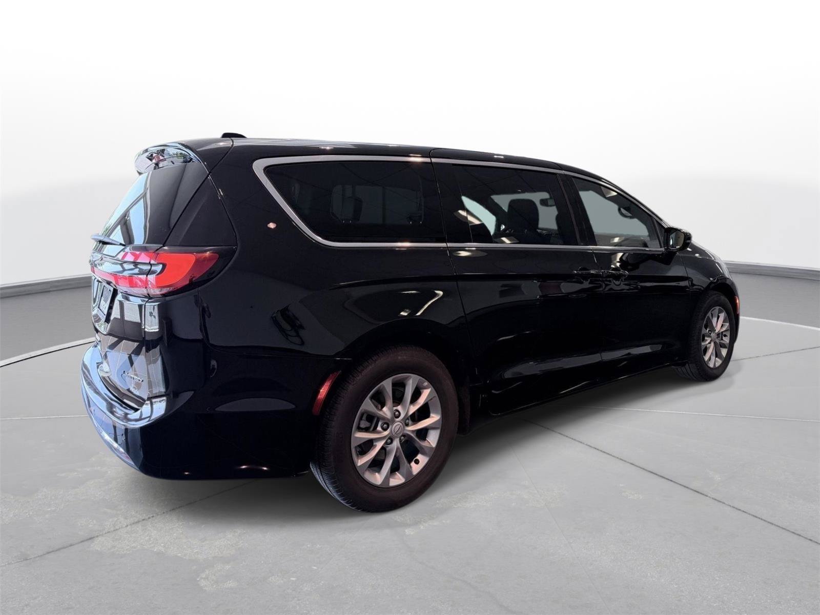 Used 2026 Chrysler Pacifica Limited FWD image 5