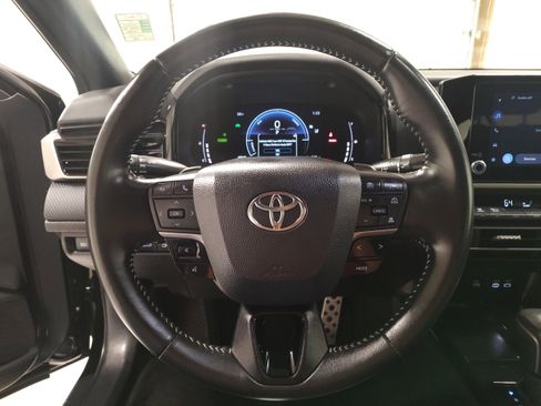 Used 2025 Toyota Camry SE FWD image 5