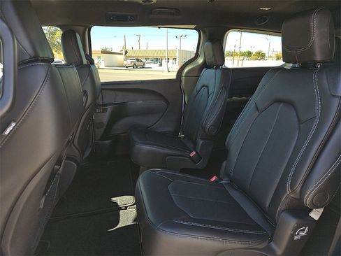 New 2026 Chrysler Pacifica Select image 11