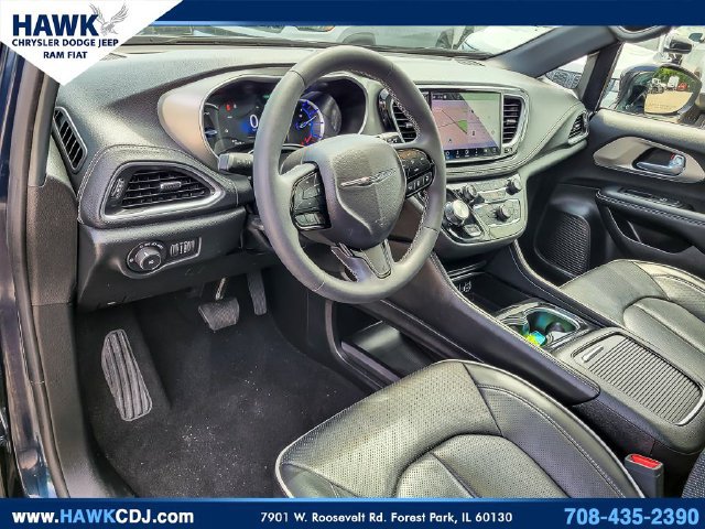 Certified 2024 Chrysler Pacifica Premium FWD image 9