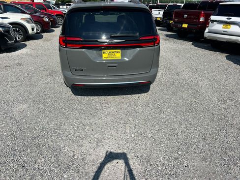 Used 2021 Chrysler Pacifica Touring-L w/ Premium & Safety Sphere Group FWD image 15
