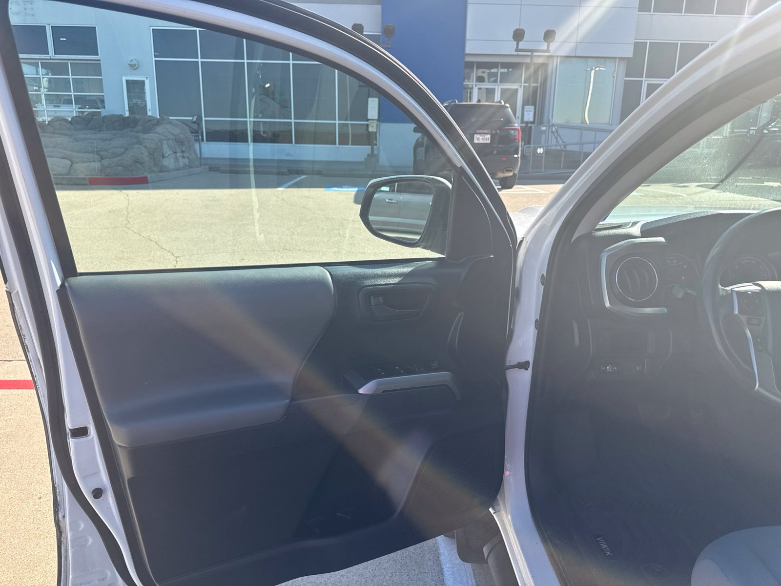 Used 2019 Toyota Tacoma SR5 AWD/4WD image 8