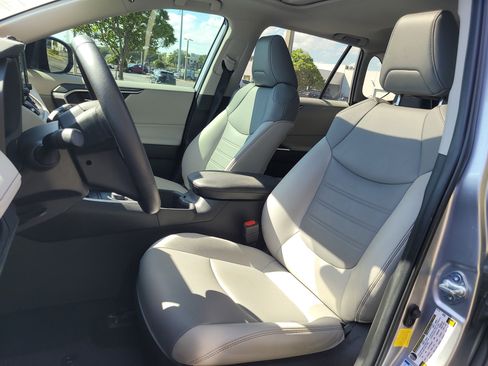 Used 2022 Toyota RAV4 XLE Premium image 21