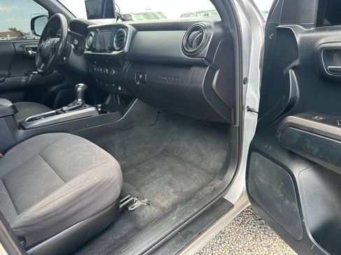 Used 2016 Toyota Tacoma TRD Off-Road AWD/4WD image 13