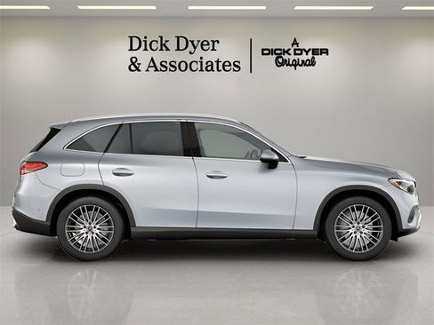 Used 2025 Mercedes-Benz GLC 300 4MATIC image 5
