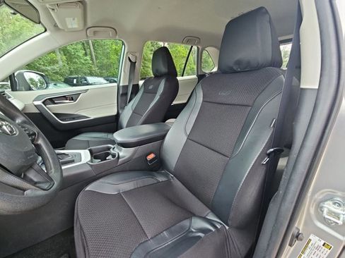 Used 2021 Toyota RAV4 XLE image 15