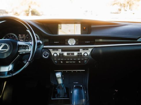 Used 2017 Lexus ES 300h w/ Luxury Package image 34