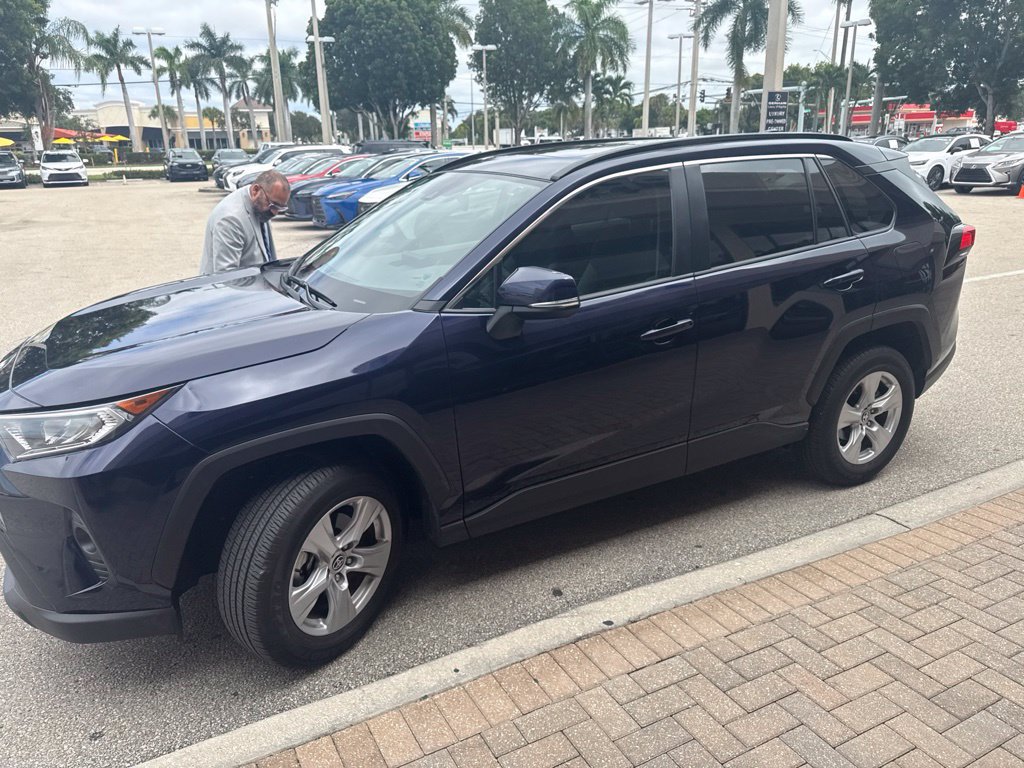 Used 2021 Toyota RAV4 XLE w/ Convenience Package FWD image 3