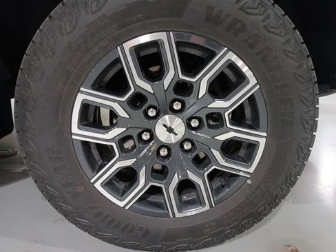 Used 2023 Chevrolet Colorado Z71 w/ Z71 Convenience Package 2 AWD/4WD image 6
