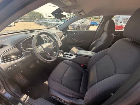 Used 2017 Chevrolet Malibu LT FWD image 8