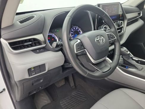 Used 2023 Toyota Highlander XLE FWD image 23