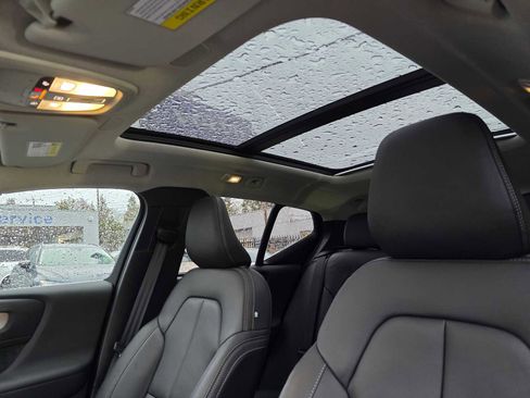 Used 2025 Volvo XC40 B5 Plus image 21