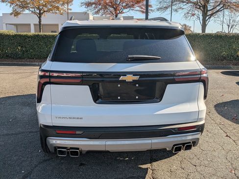 Used 2025 Chevrolet Traverse LT image 8