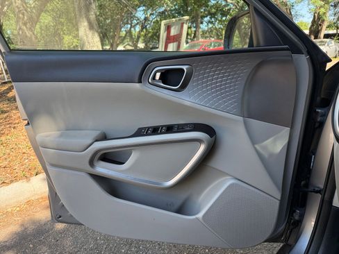 Used 2025 Kia Soul LX w/ LX Technology Package FWD image 18