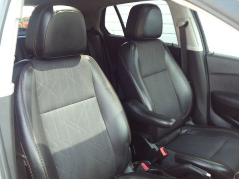 Used 2017 Chevrolet Trax LT w/ Sun & Sound Package FWD image 24
