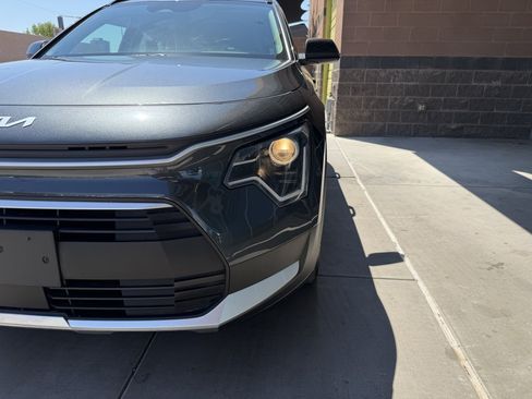 Used 2025 Kia Niro EX FWD image 11