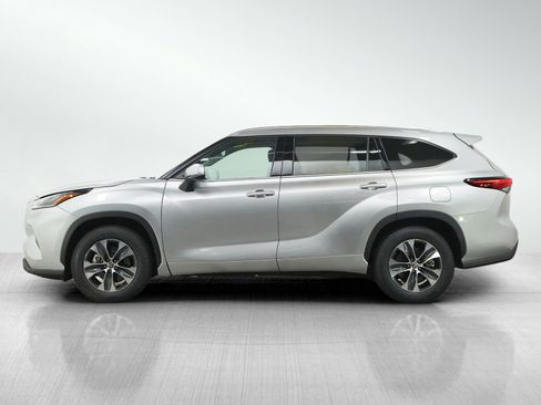 Used 2021 Toyota Highlander XLE FWD image 2