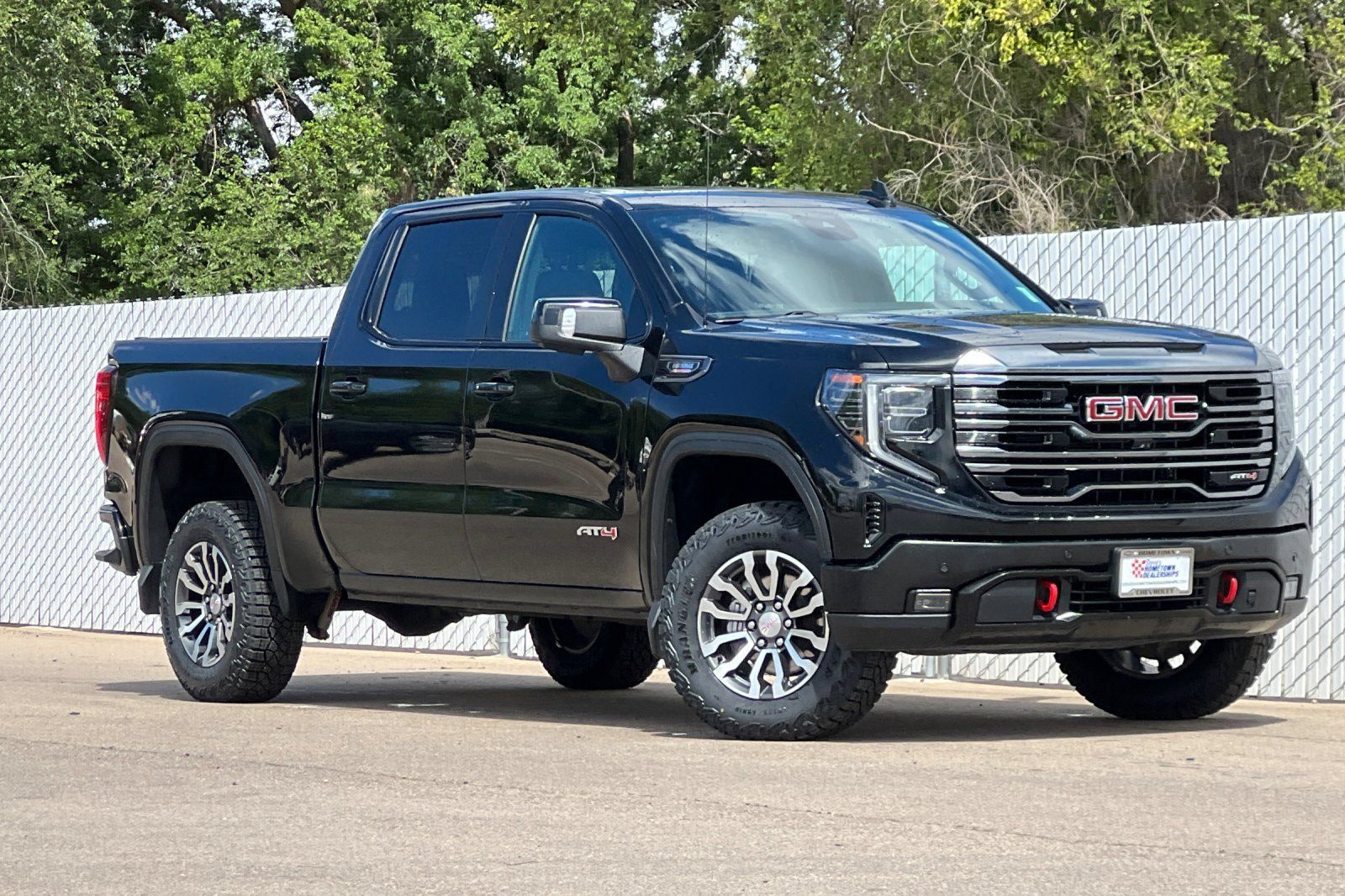 Used 2023 GMC Sierra 1500 AT4 w/ Technology Package AWD/4WD image 2