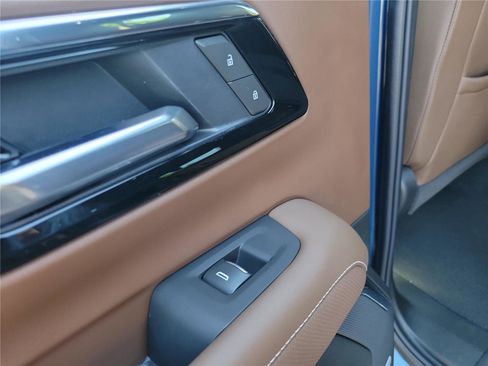 Used 2025 Chevrolet Suburban High Country AWD/4WD image 18