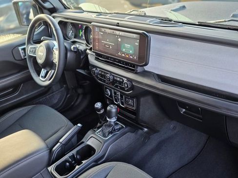 Used 2025 Jeep Wrangler Unlimited Sahara image 9