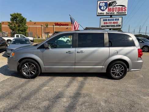 Used 2017 Dodge Grand Caravan SXT w/ Driver Convenience Group FWD image 2