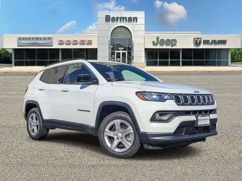 Used 2023 Jeep Compass Latitude AWD/4WD image 2