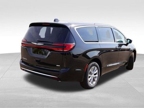 New 2026 Chrysler Pacifica Select AWD/4WD image 3