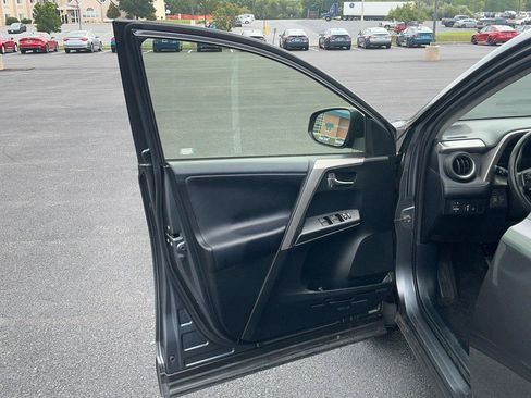 Used 2018 Toyota RAV4 XLE AWD/4WD image 20