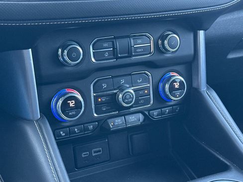 Used 2023 GMC Yukon XL SLT image 27