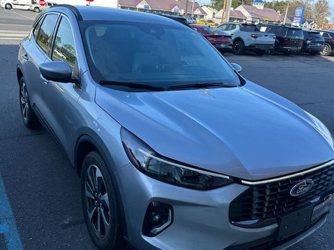 Used 2023 Ford Escape Platinum image 2