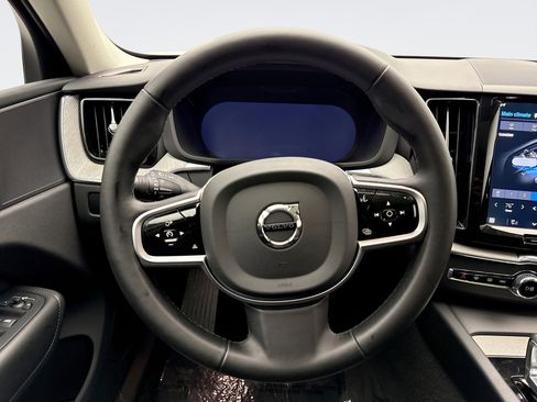 Used 2025 Volvo XC60 B5 Plus image 12
