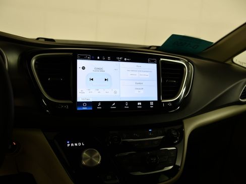 Used 2024 Chrysler Pacifica Touring-L FWD image 26