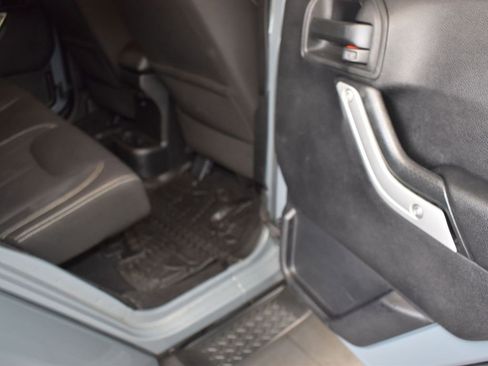 Used 2015 Jeep Wrangler Unlimited Rubicon w/ Connectivity Group image 20