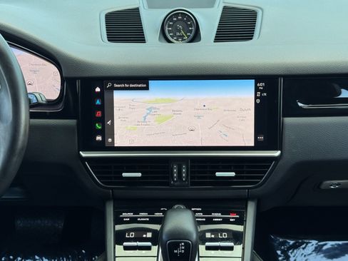 Used 2022 Porsche Cayenne E-Hybrid image 24