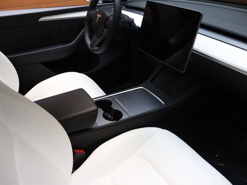 Used 2023 Tesla Model Y Performance image 35