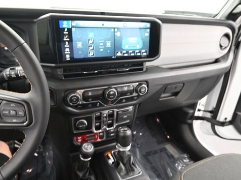 Used 2024 Jeep Wrangler Unlimited AWD/4WD image 21