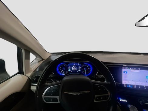 Used 2022 Chrysler Pacifica Limited FWD image 7