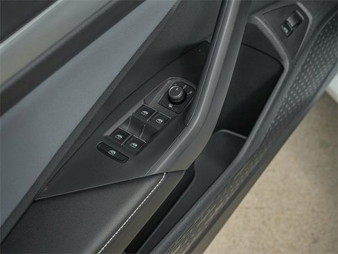 Certified 2025 Volkswagen Jetta SE image 16