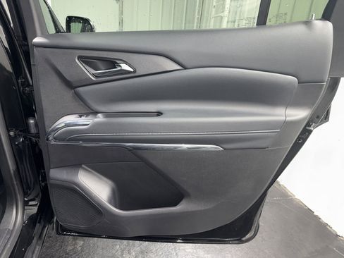 Used 2025 Chevrolet Traverse LT image 13